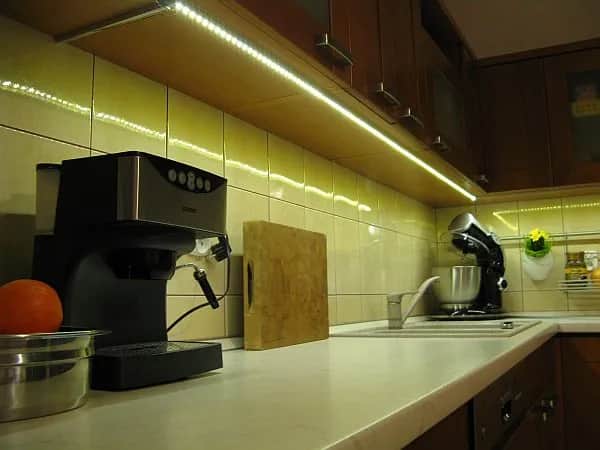 Jak zamontować ledy pod szafkami w kuchni - uniknij typowych błędów