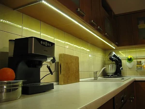 Jak zamontować ledy pod szafkami w kuchni - uniknij typowych błędów