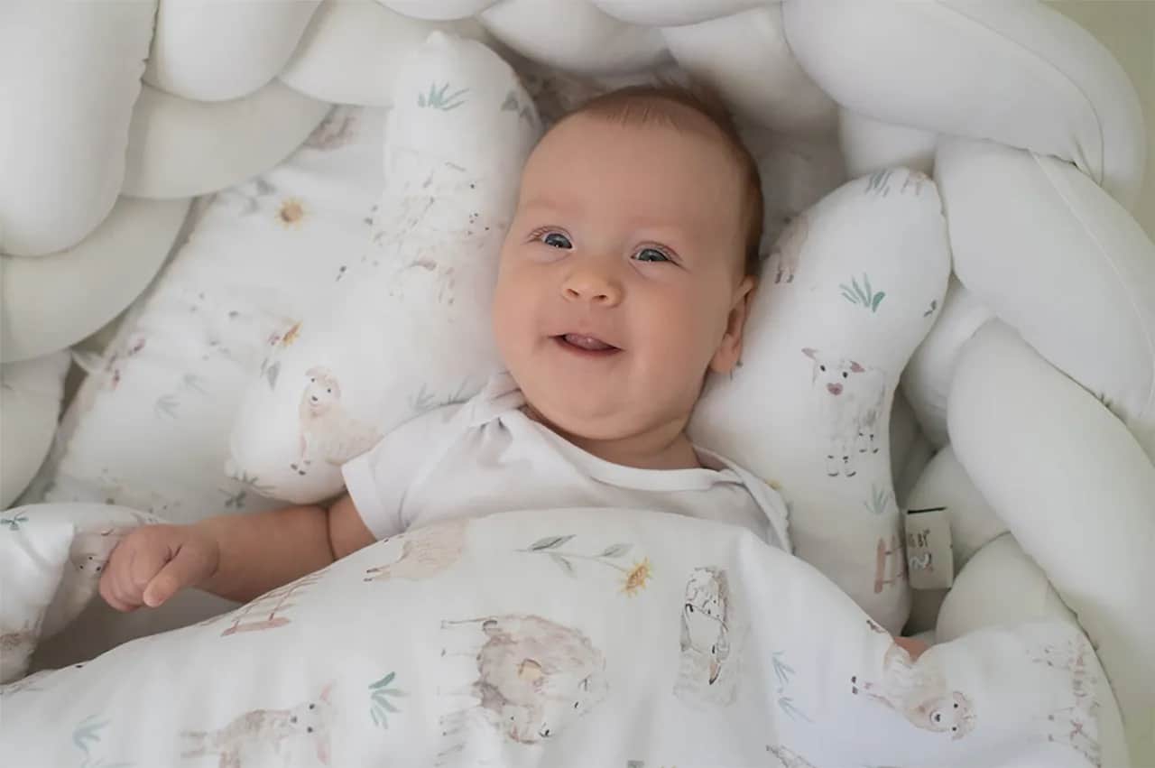 Poduszka motylek dla niemowlaka od kiedy? Ważne informacje o bezpieczeństwie