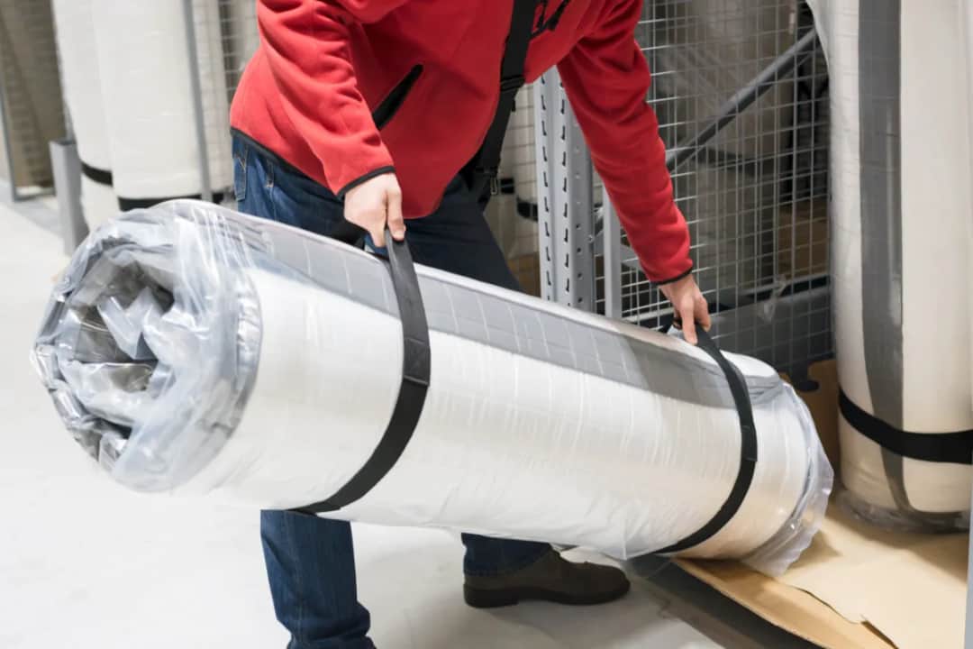 Jak długo powinien leżeć materac rolowany, aby odzyskać formę?