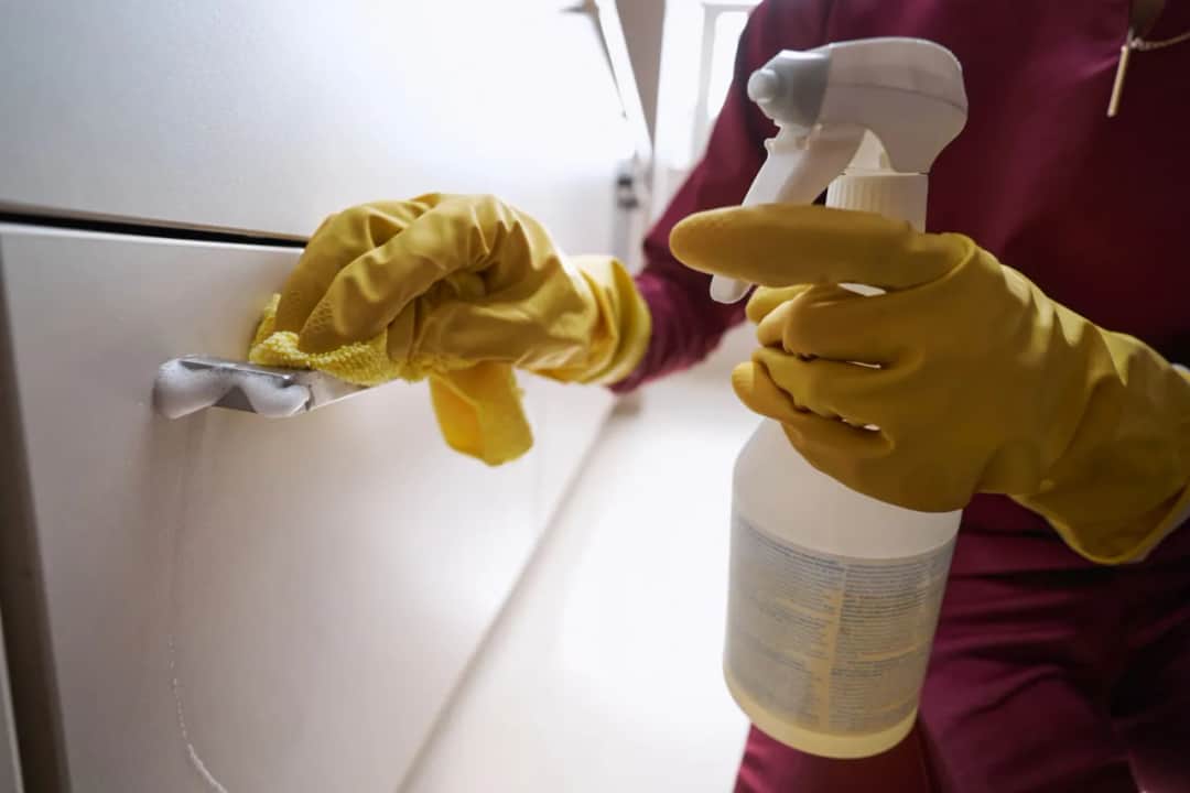 Skuteczne sposoby na to, czym wyczyścić szafki kuchenne z tłuszczu