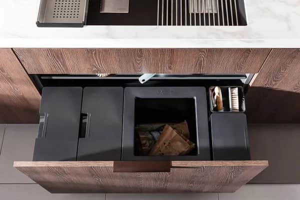 Jak zagospodarować szafkę pod zlewozmywakiem i uniknąć bałaganu