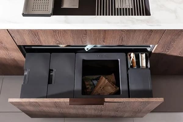 Jak zagospodarować szafkę pod zlewozmywakiem i uniknąć bałaganu