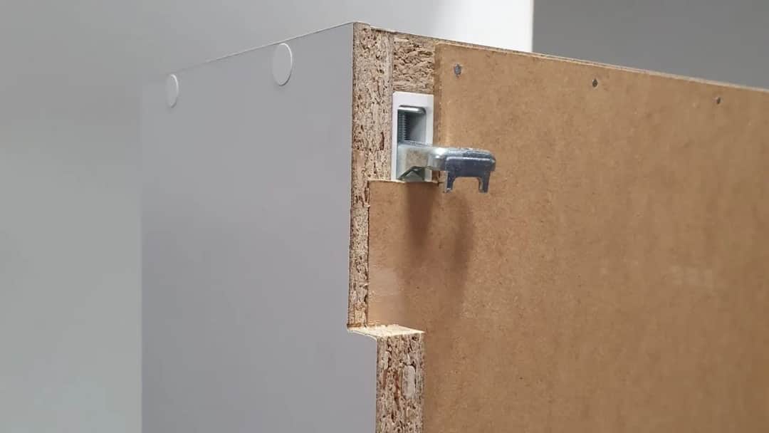 Jak zawiesić szafkę na ścianie - uniknij najczęstszych błędów