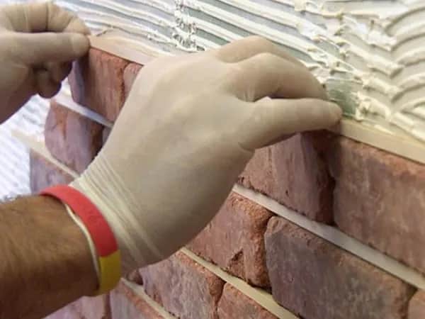 Na co kleić cegłę dekoracyjną? Najlepszy klej i porady aplikacyjne