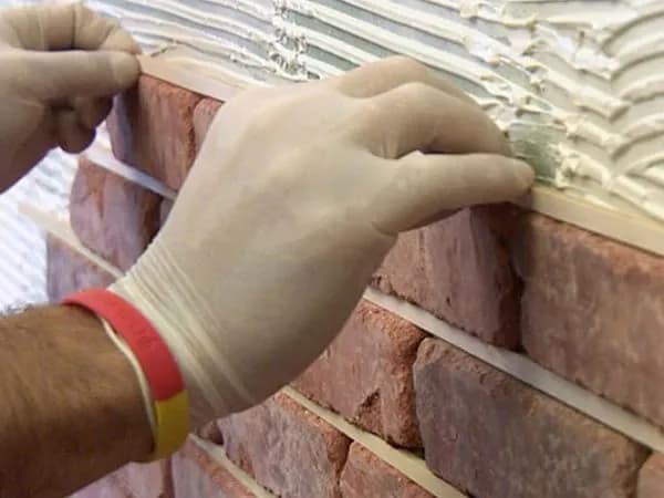 Na co kleić cegłę dekoracyjną? Najlepszy klej i porady aplikacyjne