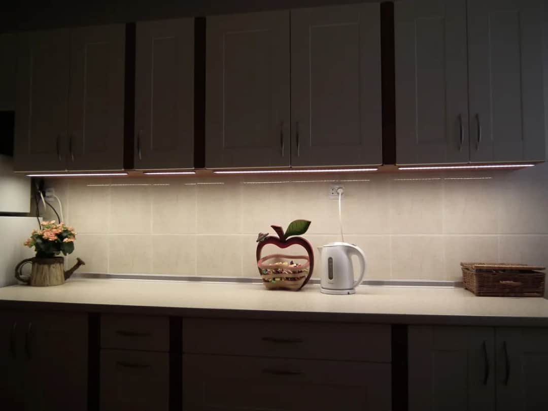 Jak zrobić oświetlenie pod szafkami w kuchni - proste kroki i porady