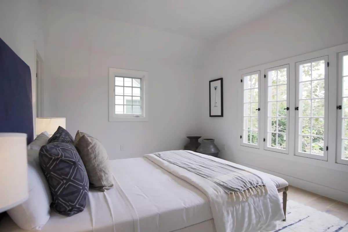 Jak udekorować okno w sypialni - 10 inspirujących pomysłów na aranżację