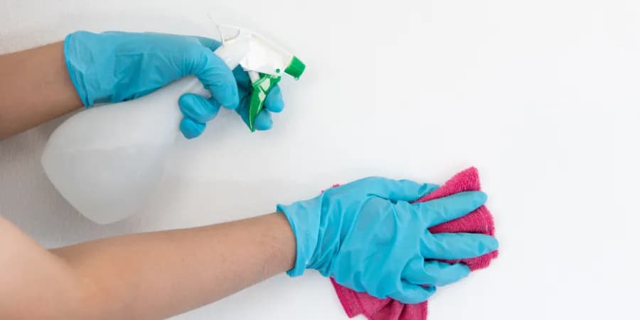 Jak usunąć klej z kamienia dekoracyjnego - skuteczne metody i porady